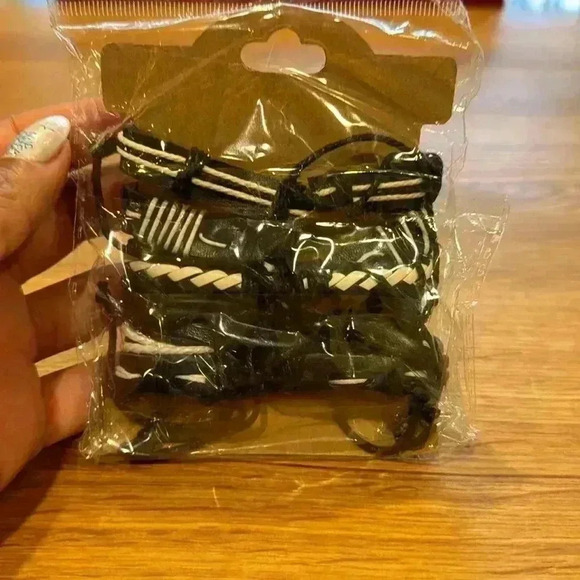 5 leather bracelets- Black and white leather bracelets with owl charm - Picture 2 of 2